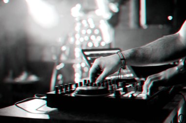 profesyonel bir denetleyici Mikser üzerinde el DJ karıştırma ve müzik çalma