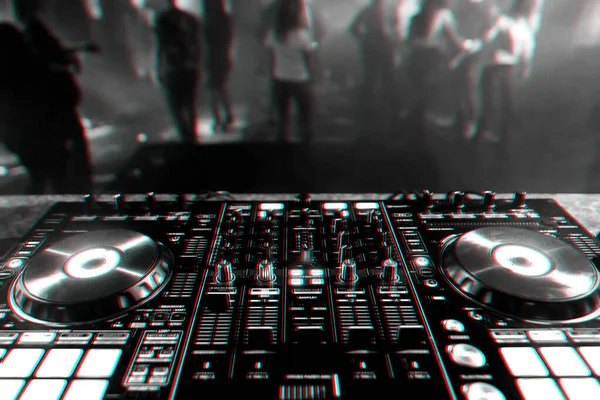 Professionell DJ Controller för att blanda elektronisk musik — Stockfoto