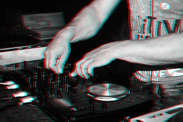 Equipo de música profesional para reproducir y controlar música en discoteca con manos DJ —  Fotos de Stock