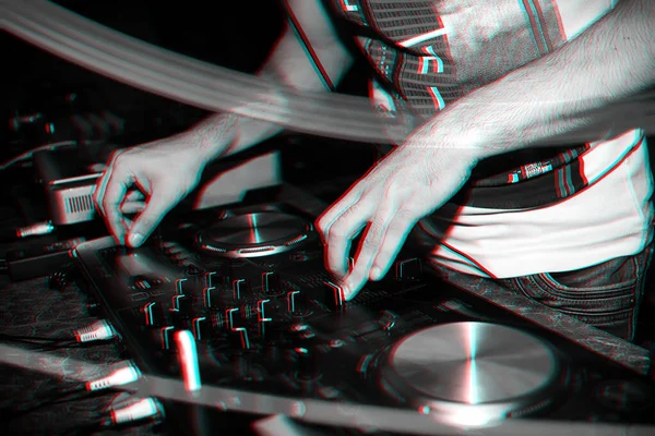 Le mani di regolatori torcono la musica di DJ su attrezzature DJ in discoteca — Foto Stock