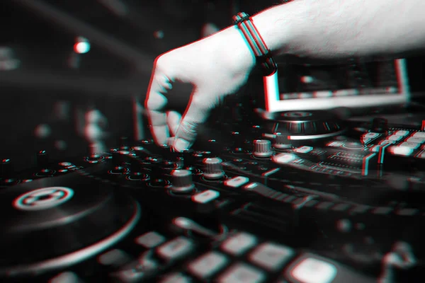 Professionelles DJ-Mischpult mit Handsteuerung für das Mischen von Musik in einem Nachtclub — Stockfoto