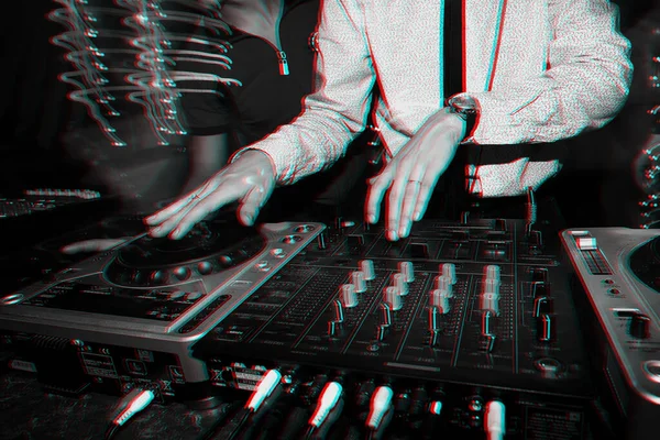 Eller bir partide profesyonel bir karıştırıcı kurulunda DJ 'lik yapıyor. — Stok fotoğraf