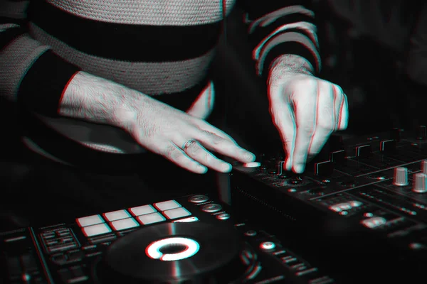 DJ σε ένα περίπτερο παίζοντας ένα μίξερ σε ένα νυχτερινό κέντρο διασκέδασης — Φωτογραφία Αρχείου