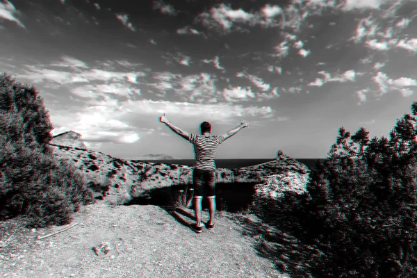 Libre viajero masculino feliz con los brazos levantados al cielo en el resto está en la cima de una montaña —  Fotos de Stock