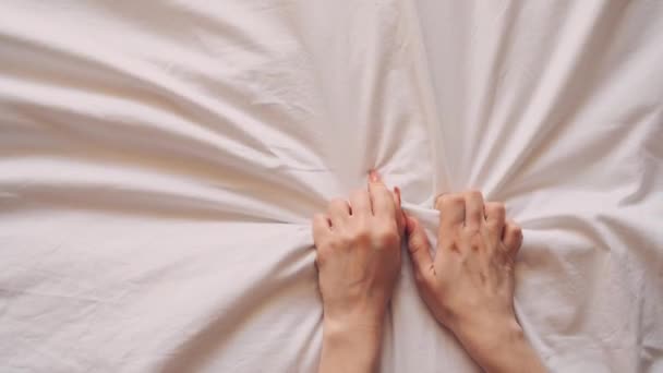 Smyslná gesta ženských rukou na posteli na bílém prostěradle — Stock video