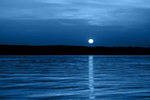 Cor do ano 2020 clássico azul. Lua no fundo do céu noturno — Fotografia de Stock