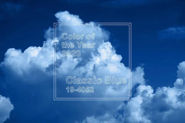 Clásico azul pantone tendencia de color principal del año 2020. nubes esponjosas blancas contra un cielo puro —  Fotos de Stock