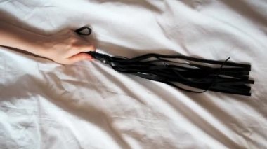 Deri kamçı. Elinde dominatrix kızı. Seks için.
