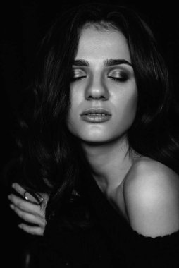 Makyajlı esmer bir kızın dramatik portresi.