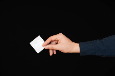 Prezervatif erkekler elinde korunma ve doğum kontrol için.
