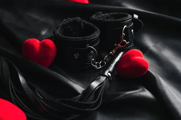 Algemas e chicote para BDSM sexo com corações vermelhos . — Fotografia de Stock