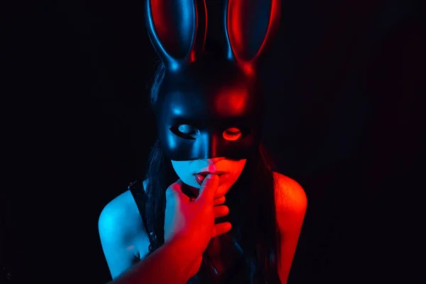 Tavşan maskeli itaatkar kız baskın erkek parmağını emer. — Stok fotoğraf