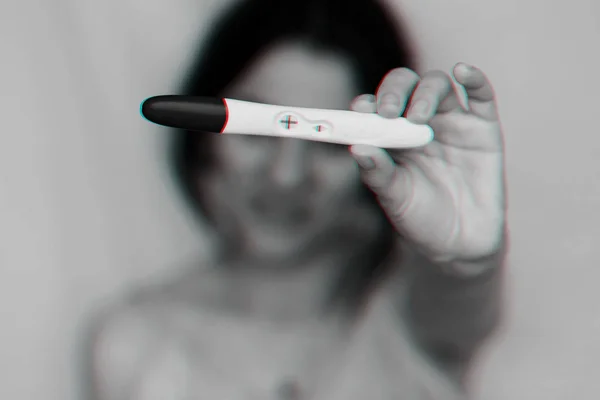 Positive pregnancy test in hands of happy pregnant girl — Stock Photo, Image