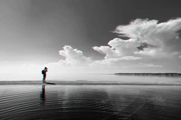 Мандрівник фотограф з рюкзаком фотографує море в стані спокою — стокове фото