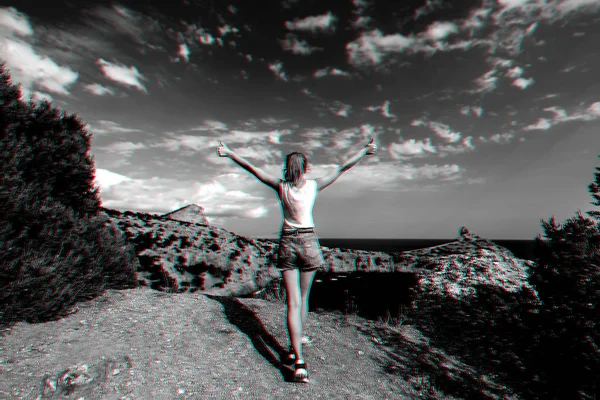 Glückliches Reisemädchen mit erhobenen Händen auf einem Berg über dem Meer im Sommerurlaub — Stockfoto