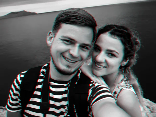 Szczęśliwy uśmiechający się para Podróżujący biorąc selfie na telefon do odpoczynku nad morzem — Zdjęcie stockowe