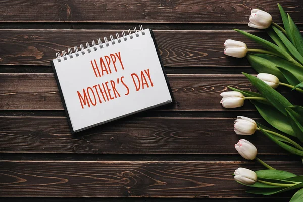 Λευκά λουλούδια τουλίπες σε ξύλινα καφέ πίνακα. Ευχετήρια κάρτα με γράμματα Happy Mother Day — Φωτογραφία Αρχείου