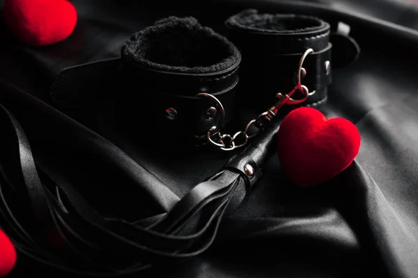 Sexspielzeug für Liebe und Bdsm am Valentinstag mit roten Herzen — Stockfoto