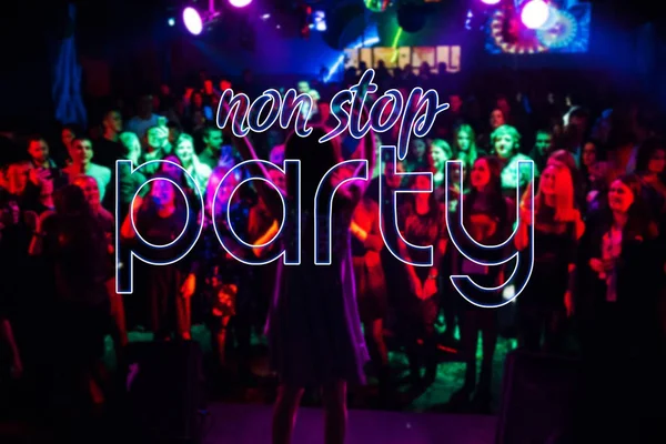 Nápis Non Stop Party na pozadí rozmazané siluety lidí — Stock fotografie