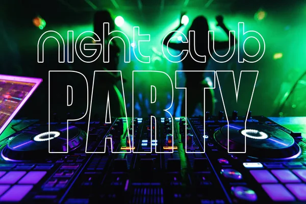 Inscripción Night Club Fiesta en el fondo del mezclador de DJ y siluetas borrosas de bailarines go-go — Foto de Stock