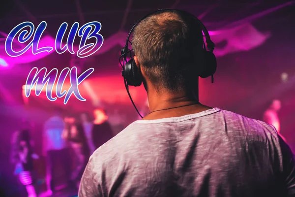 Napis Club Mix na tle głowy DJ-a w słuchawkach — Zdjęcie stockowe