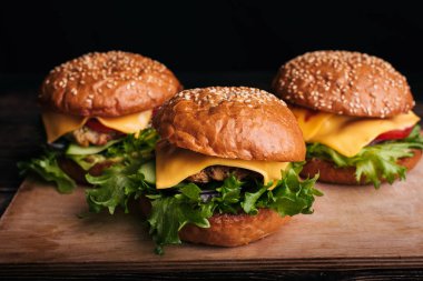 Et, peynir, marul ve domatesli ev yapımı hamburgerler.