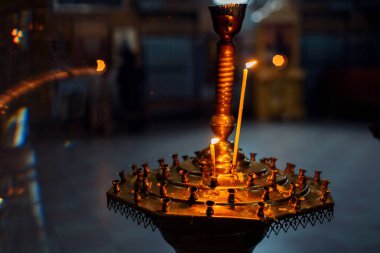 Ortodoks Kilisesi 'nde yanan sarı mumlar.