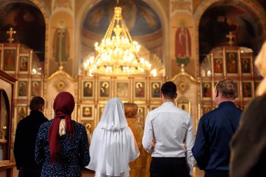 Diriliş Kilisesi, Vichuga, Rusya - 3 Kasım 2019: Hıristiyan Diriliş Kilisesi 'nde damat ve papazın düğün töreni