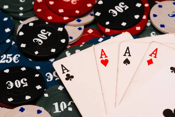 Cuatro de una especie de ases en el póquer en el fondo de la mesa verde en el casino con fichas — Foto de Stock