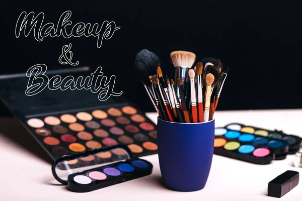 Maquiagem e beleza. Pincéis e paletas com sombras — Fotografia de Stock