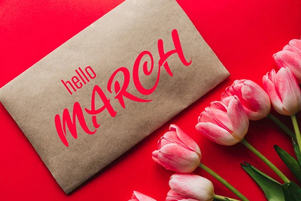 Tarjeta de felicitación con la inscripción Hello March. Ramo de flores de tulipán rosa — Foto de Stock