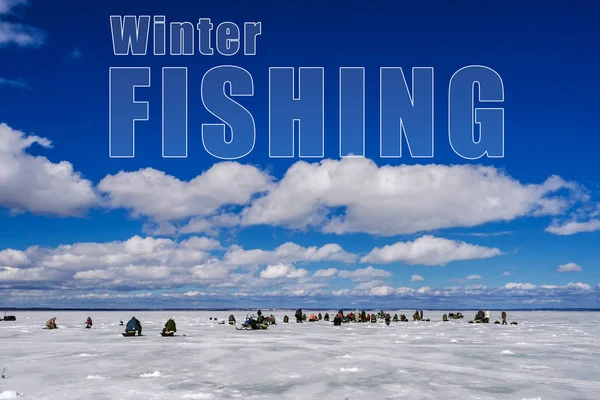 Concept of winter fishing. Many men fishermen on the ice of the lake under the blue sky — Stock Photo, Image