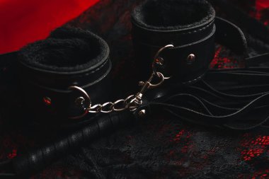 Kelepçe ve bir kırbaçla kadın seksi iç çamaşırı