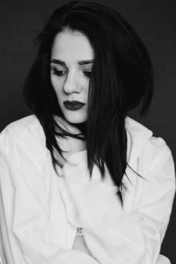 beyaz gömlekli genç esmer kız moda şehvetli portre