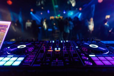 müzik karıştırıcı DJ denetleyici kurulu profesyonel elektronik müzik karıştırma için