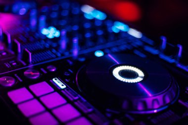 elektronik müzik karıştırma için profesyonel DJ denetleyici