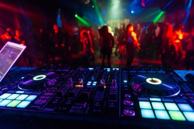 müzik karıştırıcı DJ denetleyici kurulu profesyonel elektronik müzik karıştırma için