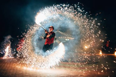 Semigorye, Ivanovo Oblast, Rusya - 26 Haziran 2018: Fire show. Bir adam bir ateş köpüklü meşaleler döner