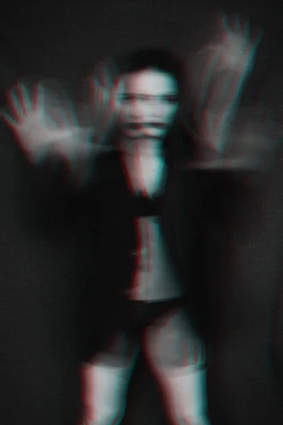 Schwarz-Weiß-Porträt eines Mädchens mit psychischen Störungen mit Glitch-Effekt — Stockfoto
