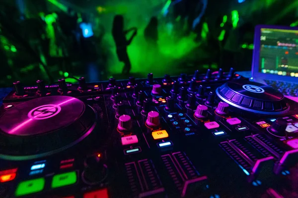 Mixer musicale DJ controller Board per la miscelazione professionale di musica elettronica — Foto Stock
