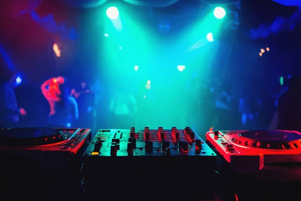 Music mixer controller in DJ booth on dance floor — Stock Photo, Image