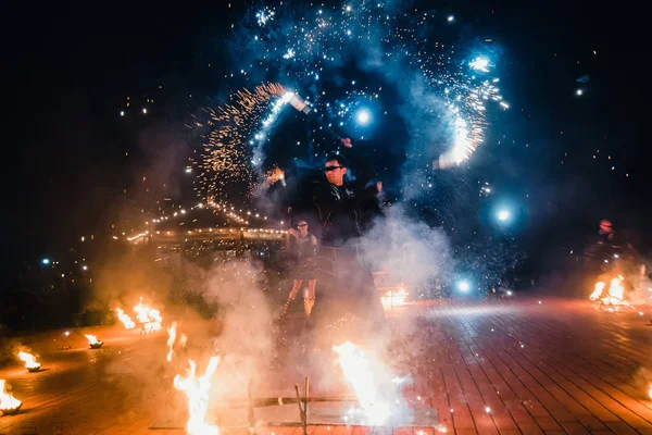 SEMIGORYE, IVANOVO OBLAST, RUSIA - 16 DE JULIO DE 2016: Espectáculo de fuego peligroso del equipo de artistas profesionales con antorchas encendidas — Foto de Stock