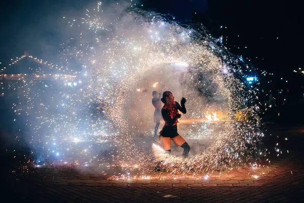 SEMIGORYE, IVANOVO OBLAST, RUSIA - 26 DE JUNIO DE 2018: Fire show. Chica gira ardiente chispeante antorchas — Foto de Stock