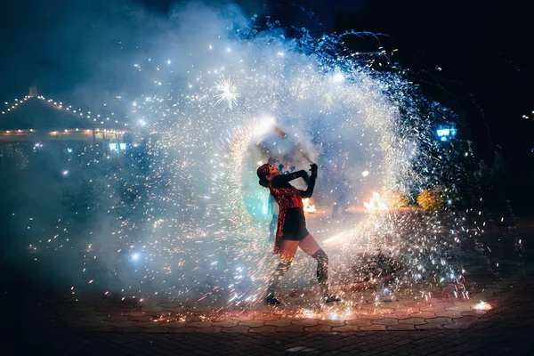SEMIGORYE, IVANOVO OBLAST, RUSSIA - 26 GIUGNO 2018: Fire show. Ragazza gira fiammeggianti torce scintillanti — Foto Stock