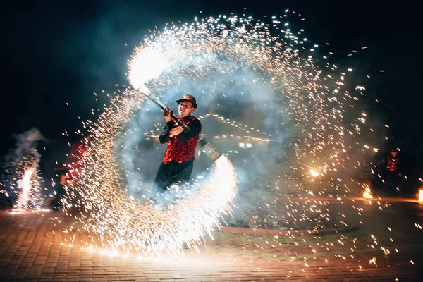 SEMIGORYE, IVANOVO OBLAST, RUSSIA - 26 GIUGNO 2018: Fire show. Un uomo gira un fuoco scintillante torce — Foto Stock