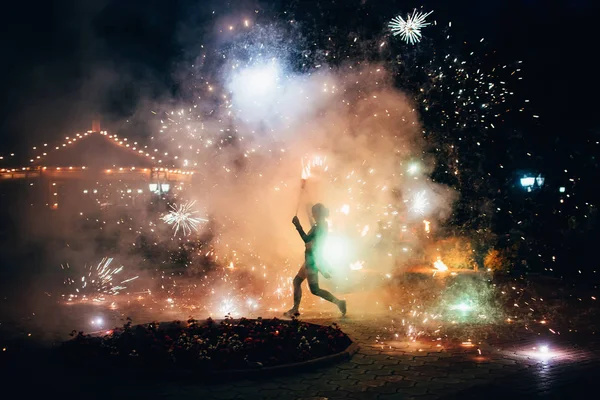 Ateşli köpüklü meşaleler ile Kız yangın gösterisi sunar — Stok fotoğraf