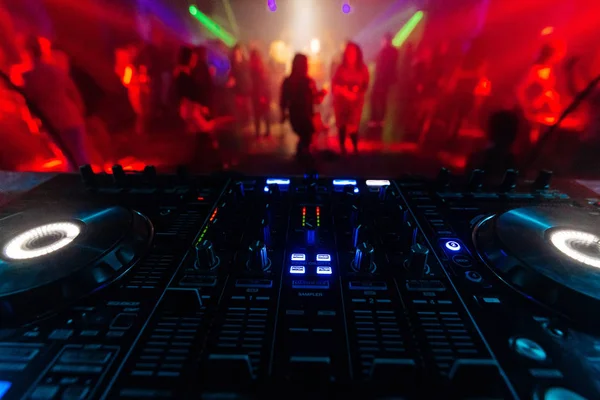 Controlador mezclador DJ profesional para mezclar música en un club nocturno Imagen de stock