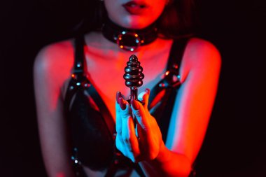 Metal kıç tıkacı, boğazı tıkanmış bir köle kızın ellerinde.