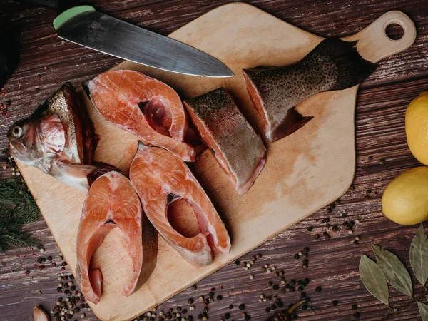 Trozos de pescado rojo en la mesa de la cocina para cocinar — Foto de Stock