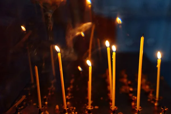 在东正教教堂里燃着黄色的蜡烛 — 图库照片